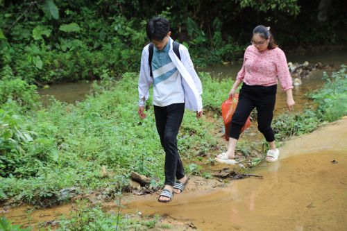 Giáo viên đến tận nhà đón trò đi thi