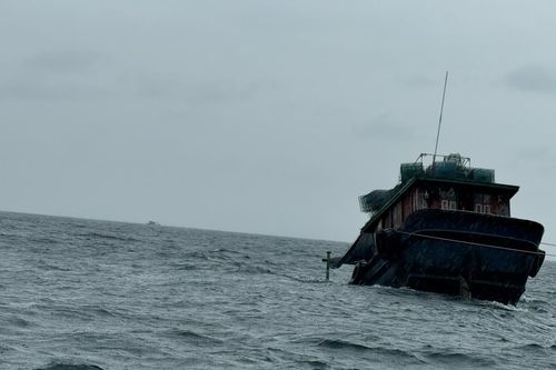 Đồn Biên phòng Cô Tô cứu nạn tàu cá và 3 thuyền viên gặp nạn trên biển