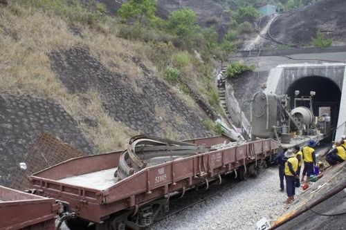 Gia cố khẩn cấp hàng trăm hạng mục tiềm ẩn nguy cơ mất an toàn đường sắt