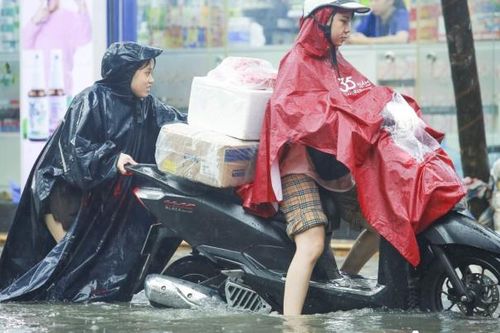 Hình ảnh người Hà Nội lội nước và hàng loạt phương tiện chết máy giữa cơn mưa lớn