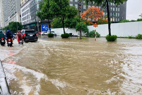 Mưa lớn nhiều giờ, nhiều đường phố Hà Nội ngập sâu, sóng dềnh như sông