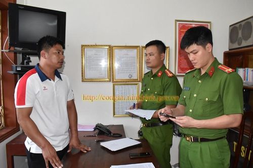 Đào Văn Úy bị khởi tố về các tội 'Lừa đảo chiếm đoạt tài sản' và 'Đánh bạc'.