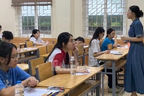 Gần 5.400 thí sinh đội mưa tranh suất vào Trường THPT chuyên Đại học Sư phạm Hà Nội