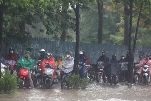 Hà Nội mưa xối xả, sấm sét đầy trời, nhiều tuyến phố ngập nặng
