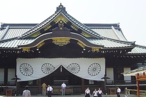 Bác sĩ Nhật Bản treo thưởng 64.000 USD tìm người tiểu tiện vào đền Yasukuni