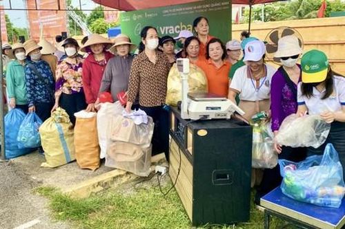 Người dân Quảng Ninh háo hức đổi pin lấy hạt giống, gửi rác rút tiền