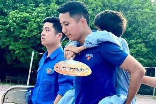Mới mổ ruột thừa, thí sinh ở Nghệ An được cõng đến phòng thi