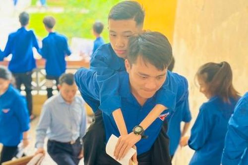 Thanh niên tình nguyện Nghệ An cõng thí sinh khuyết tật đến điểm thi