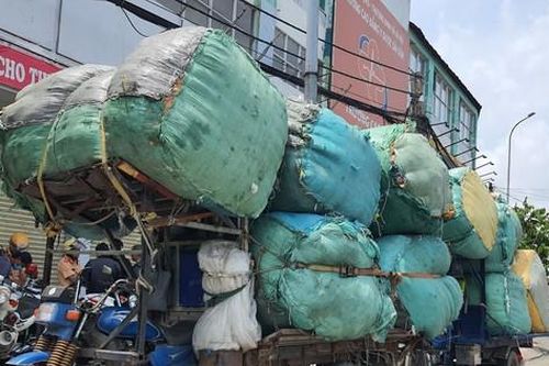 Siết xe chở hàng vượt khung trên đường phố tại TPHCM