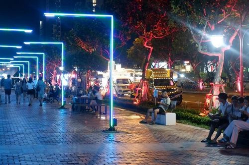 Không gian độc đáo, đầy hấp dẫn ở phố đi bộ Bạch Đằng (Đà Nẵng)