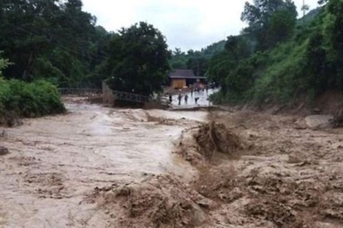 Xe ô tô bán tải bị lũ cuốn, hai người may mắn thoát nạn