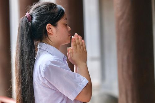 Mang hộp bút, thước kẻ vượt trăm km đến Văn Miếu xin 'vía' đỗ lớp 10