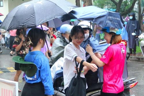 Mưa trắng trời, hơn 5.000 thí sinh tranh suất vào lớp 10 chuyên Sư phạm