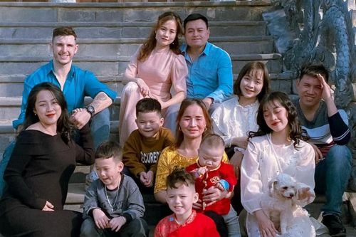 Chàng rể Tây được cả xóm mời cơm, chăm con nịnh mẹ vợ khéo ít người bằng