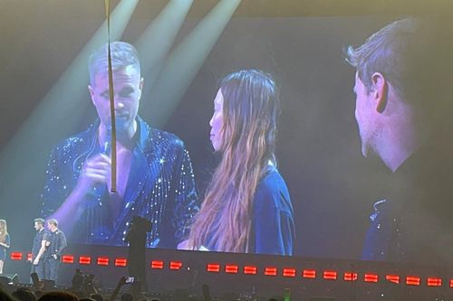 Fan nữ trung thành 25 năm khóc như mưa khi được lên sân khấu ôm Westlife