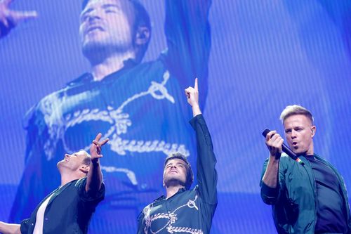 Ba 'ông chú' U50 của nhóm Westlife gây 'bão' ở Hà Nội, đốn gục 8.000 khán giả