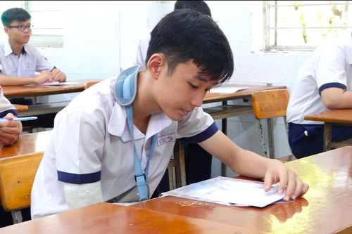 Thí sinh bị gãy tay được viết bài hộ tại phòng riêng có camera