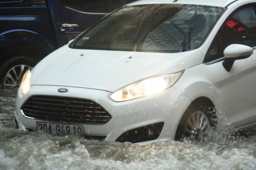Các mẹo giúp lái xe an toàn trong điều kiện mưa to, đường ngập nước