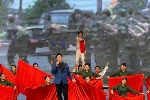 NSND Quốc Hưng, NSƯT Việt Hoàn hát giữa trời mưa