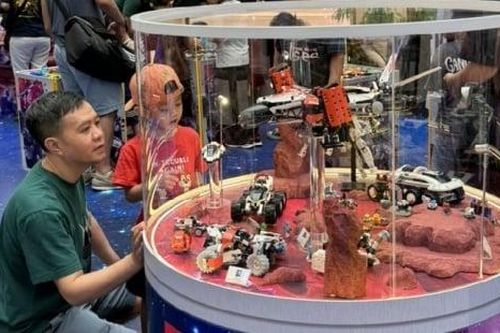 Trẻ nhỏ khám phá vũ trụ bằng đồ chơi