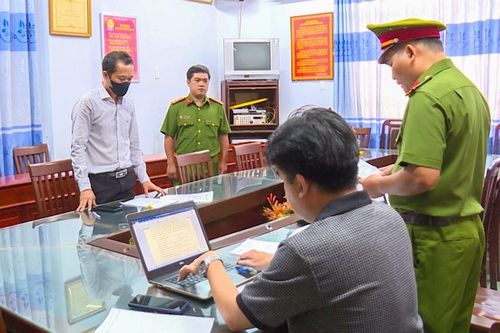 Bắt cựu Phó giám đốc ngân hàng vì 'nhận hối lộ'