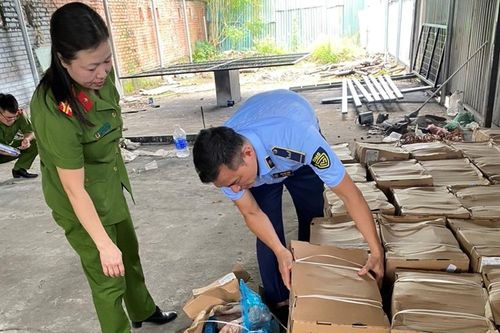 Tạm giữ hơn 1 tấn chân giò lợn nghi nhập lậu