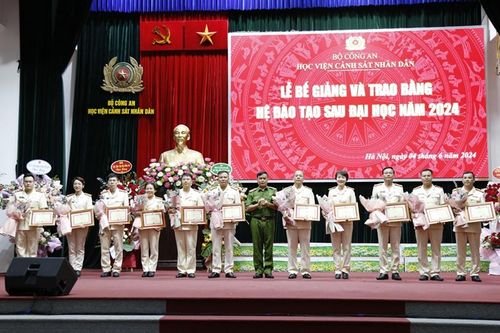 Trao bằng cho 23 tân Tiến sĩ, hơn 130 tân Thạc sĩ năm 2024