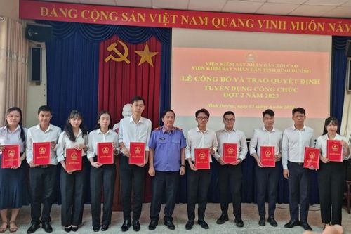 VKSND tỉnh Bình Dương công bố và trao Quyết định tuyển dụng công chức