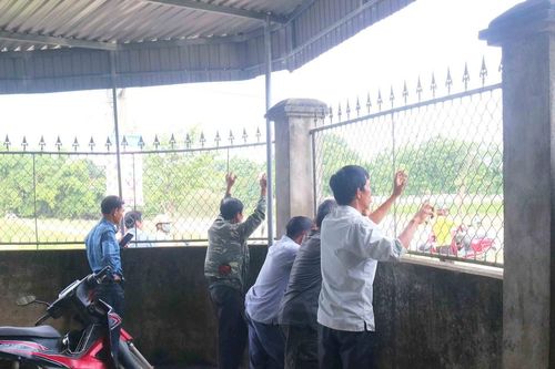 Nhiều cảm xúc của phụ huynh chờ sĩ tử ngoài điểm thi