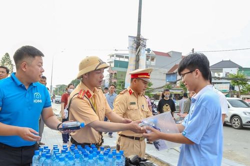 Công an Nghệ An hỗ trợ, tiếp sức thí sinh 'vượt vũ môn'