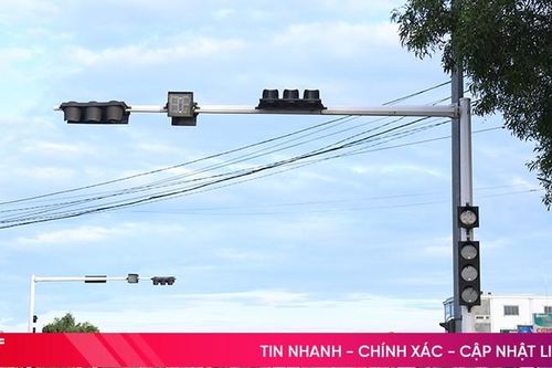 Mất an toàn khi cụm đèn đỏ ở ngã tư Thạch Văn dừng hoạt động