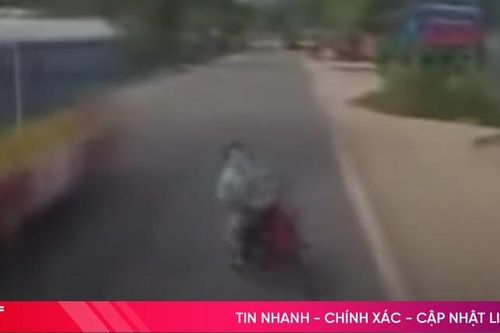 Khoảnh khắc xe máy va chạm liên hoàn với xe buýt và container