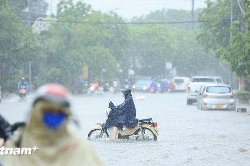 Người dân Thủ đô chật vật đi làm dưới cơn mưa như trút