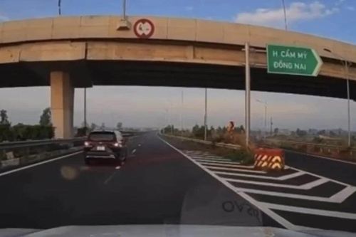 Xử phạt nữ tài xế lái ôtô đi lùi trên cao tốc TP Hồ Chí Minh-Long Thành-Dầu Giây