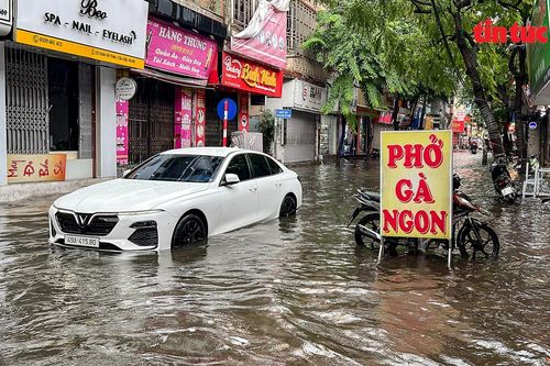 Hà Nội ngập sâu, ùn tắc nghiêm trọng nhiều tuyến phố sau trận mưa rất lớn đầu giờ sáng