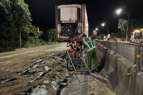 Xúc động công an cùng công nhân vệ sinh dọn vết dầu loang sau tai nạn