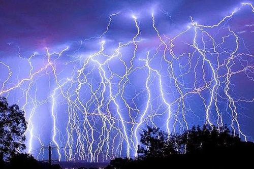 Hơn 400 cú sét trong 10 phút: Chuyên gia chỉ 'mẹo hay' tránh sét cần nhớ