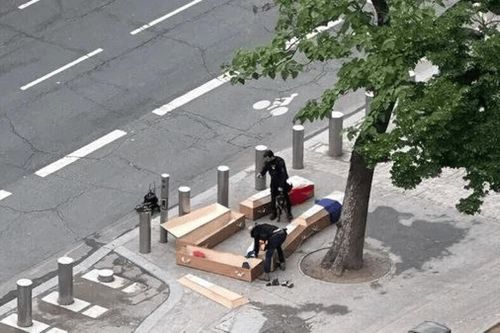 Quan tài gần tháp Eiffel và 'bàn tay máu': Pháp hứng nhiều hành động phá hoại nghi có chủ đích