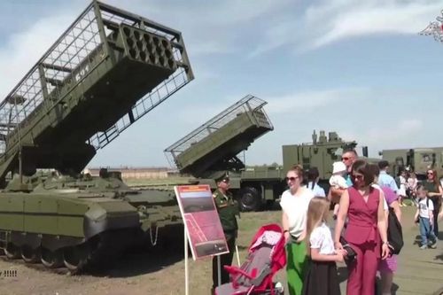 Lộ diện hệ thống phóng tên lửa nhiệt áp mới nhất TOS-3 'Dragon' của Nga