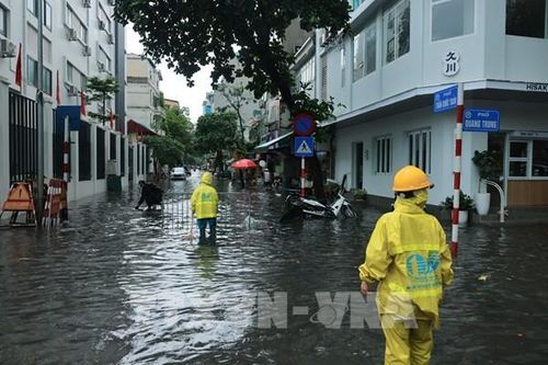 Hà Nội: Mưa lớn đầu giờ sáng, một số tuyến đường ngập úng, tắc đường cục bộ
