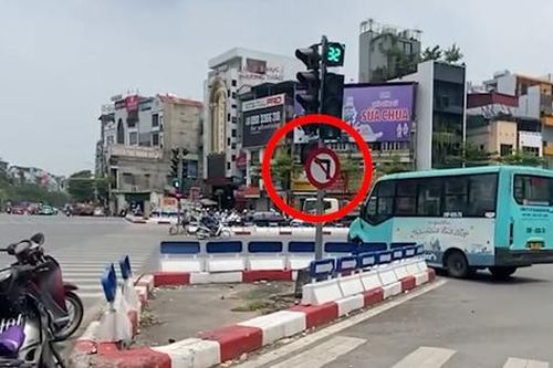Xe buýt đỗ chờ đèn đỏ sai quy định, phóng ngược chiều giữa nút giao