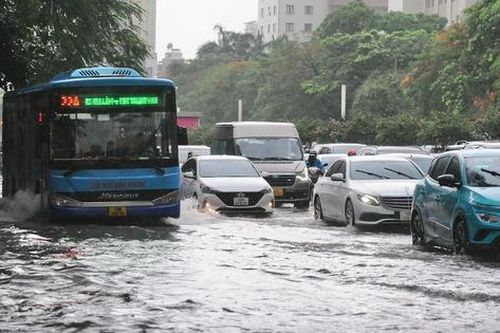 Lái xe qua đường ngập nước, cần lưu ý gì?