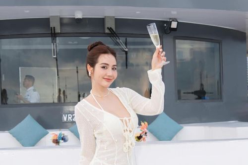 Huyền Lizze khác xa hình thể phồn thực qua cam thường