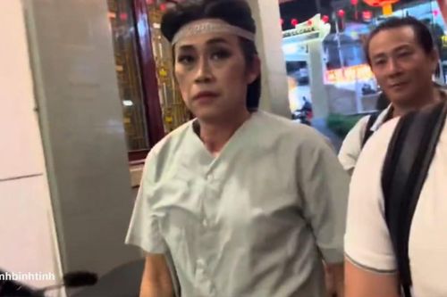 NS Hoài Linh tỏ thái độ khi bị khán giả dí điện thoại vào mặt