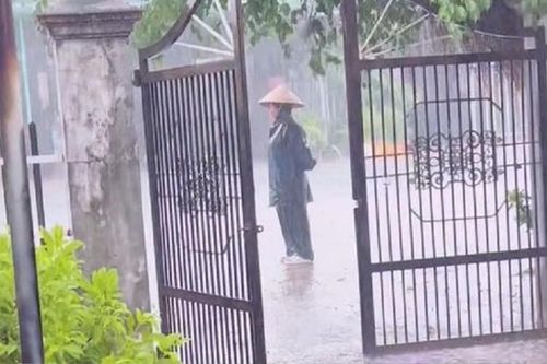 Sợ xe đi quá điểm đón, mẹ đội mưa đợi xe thay con gái