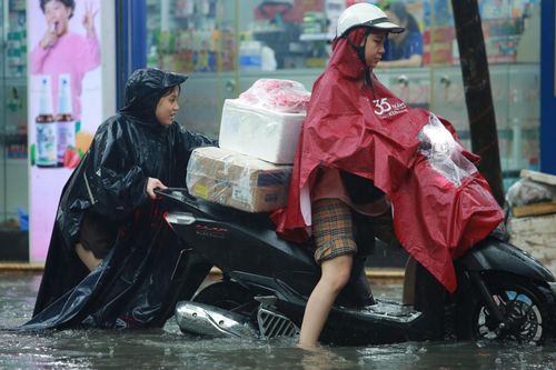 Hà Nội ngập sâu vì mưa to, trời tối mịt như ban đêm