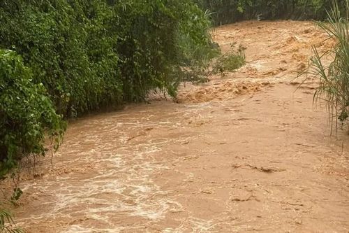 Lào Cai: Chồng đau đớn nhìn vợ và con trai 2 tuổi bị mưa lũ cuốn trôi