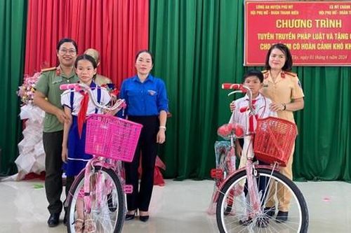 Phù Mỹ: Tuyên truyền pháp luật và tặng quà cho học sinh có hoàn cảnh khó khăn