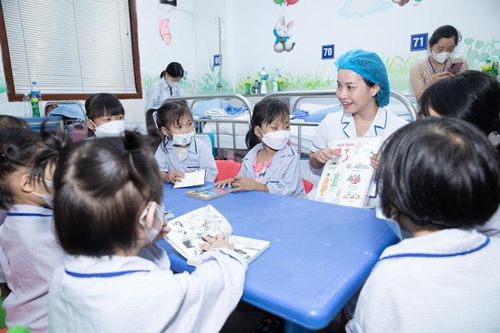 Phòng bệnh trở thành lớp học trải nghiệm cho các bệnh nhi