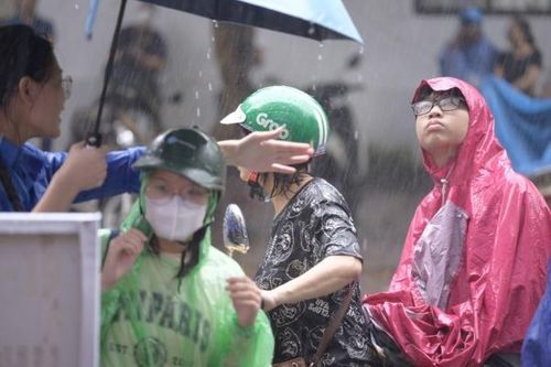 Hàng nghìn học sinh đội mưa đến trường dự thi lớp 10 trường chuyên Đại học Sư phạm Hà Nội